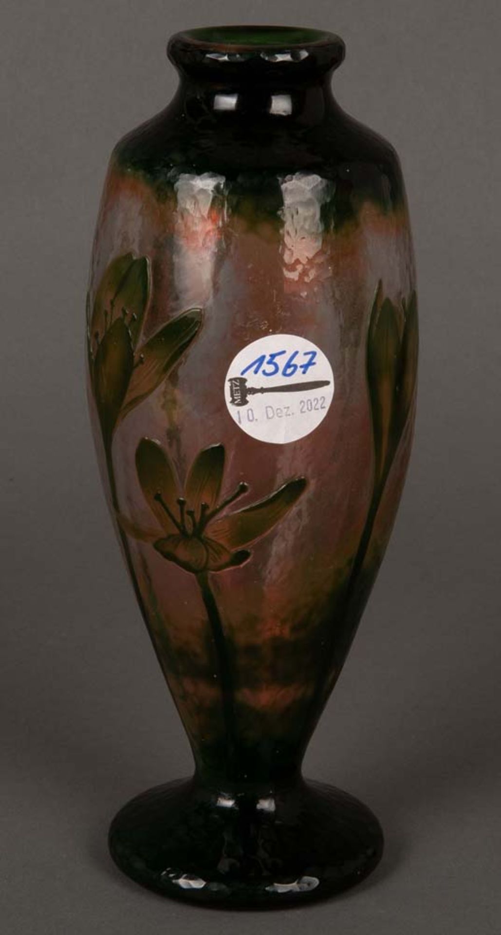 Jugendstil-Vase. Daum Frères & Cie, Verreries de Nancy 1900-1905. Farbloses Glas, farbig überfangen,