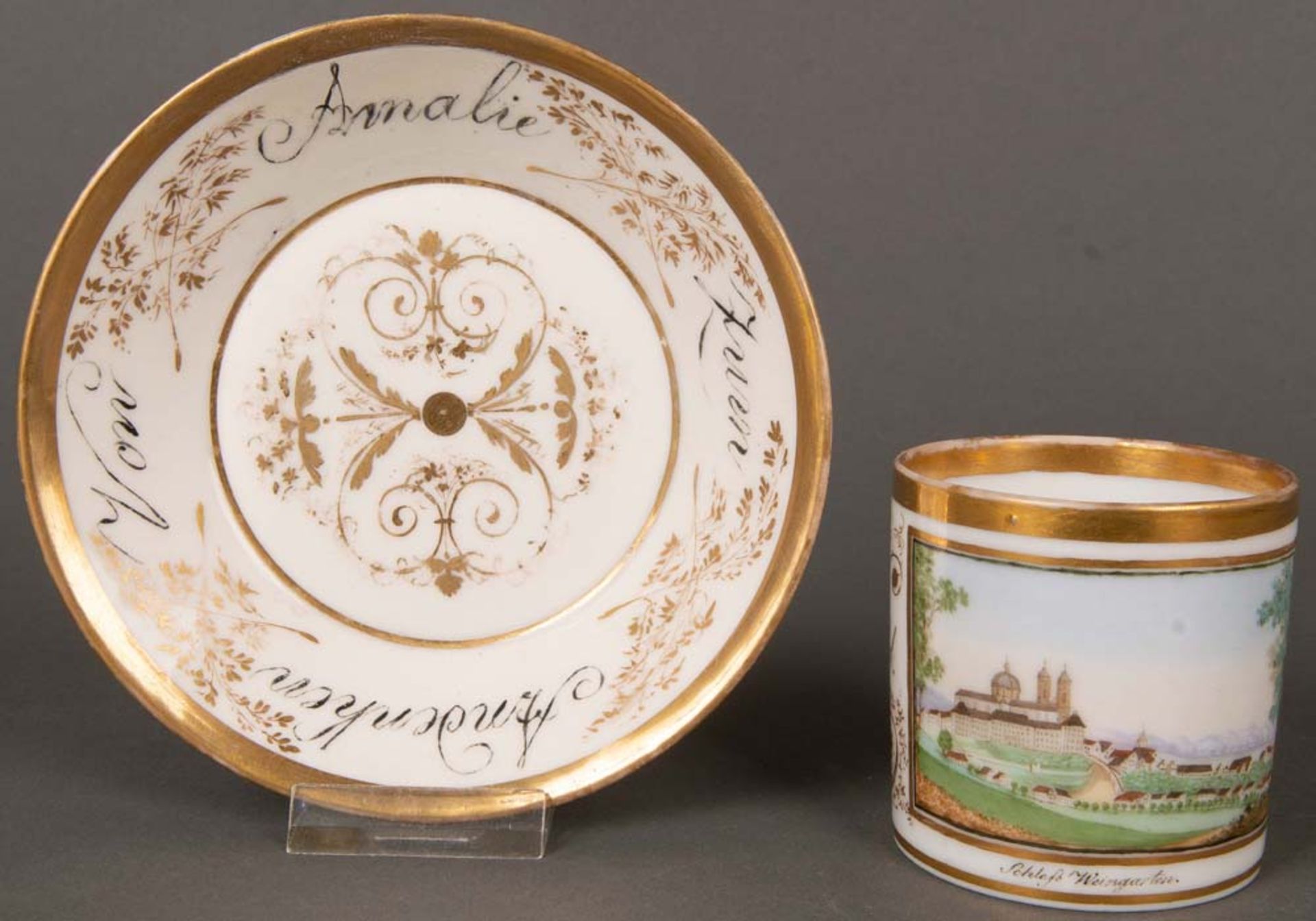 Tasse mit Unterschale. Ludwigsburg 1818. Porzellan, gold gehöht und beschriftet „Dem theuren Groß=