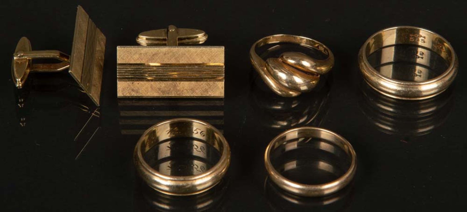 Vier Ringe und ein Paar Manschettenknöpfe. 14 ct Gold, ca 29 g, Ringgrößen 55 bis 64.