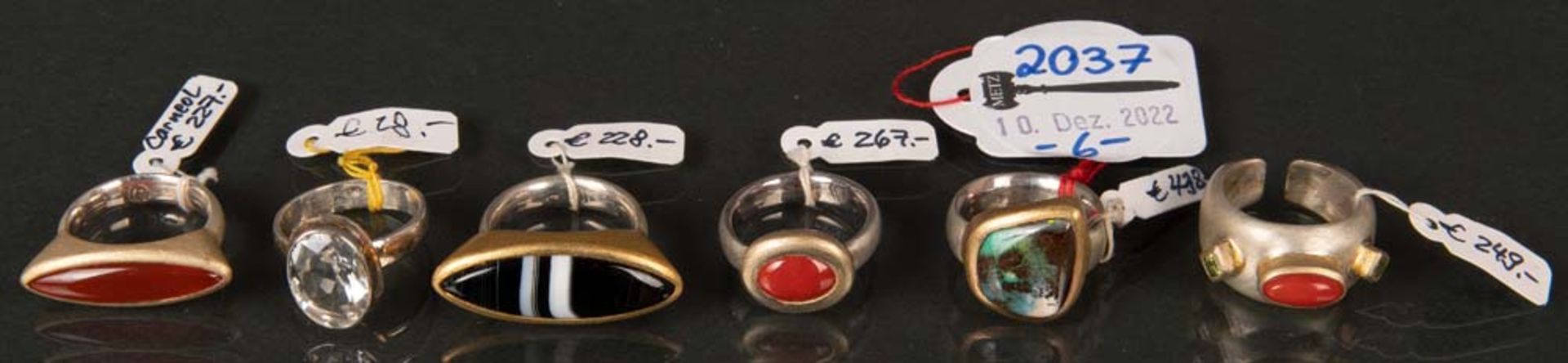 Sechs Ringe. Silber, teilw. vergoldet, besetzt mit Boulder-Opal / Karneol / Koralle / Achat.