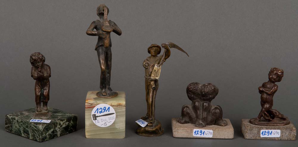 Fünf Figuren. Deutsch 20. Jh. Kinder, Musikanten und Feldarbeiter. Bronze / Metall mit Stein- bzw.