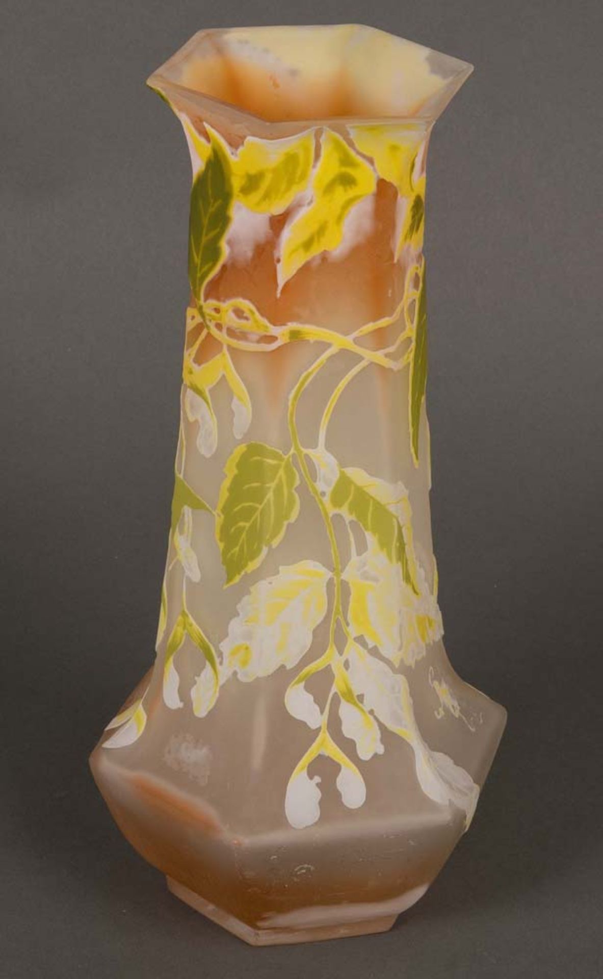 Jugendstil-Vase. Nancy, Émile Gallé um 1900. Farbloses mattes Glas, farbig überfangen, umlaufend - Image 2 of 3
