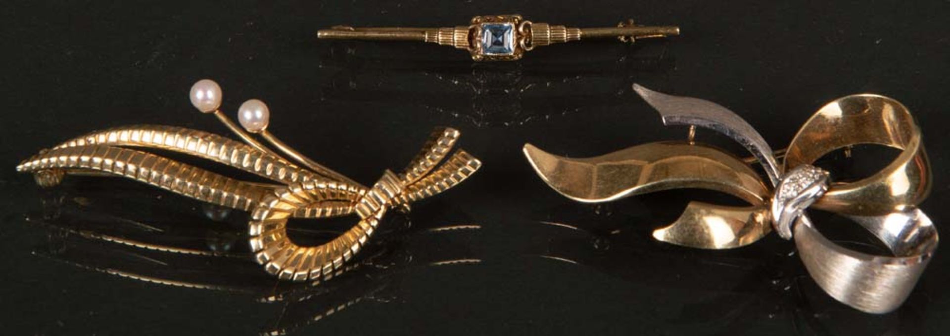 Drei Broschen. 14 ct Gold, ca. 14 g, besetzt mit Perlen, Brillanten, ca. 0,10 ct, Steinbesatz.