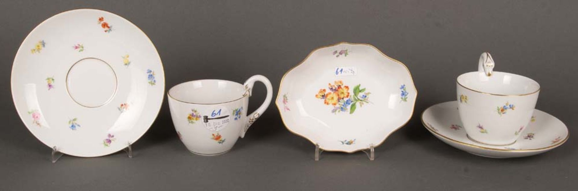 Zwei Tassen mit Unterschalen und eine ovale Schale. Meissen 20. Jh. Porzellan, bunt floral bemalt,