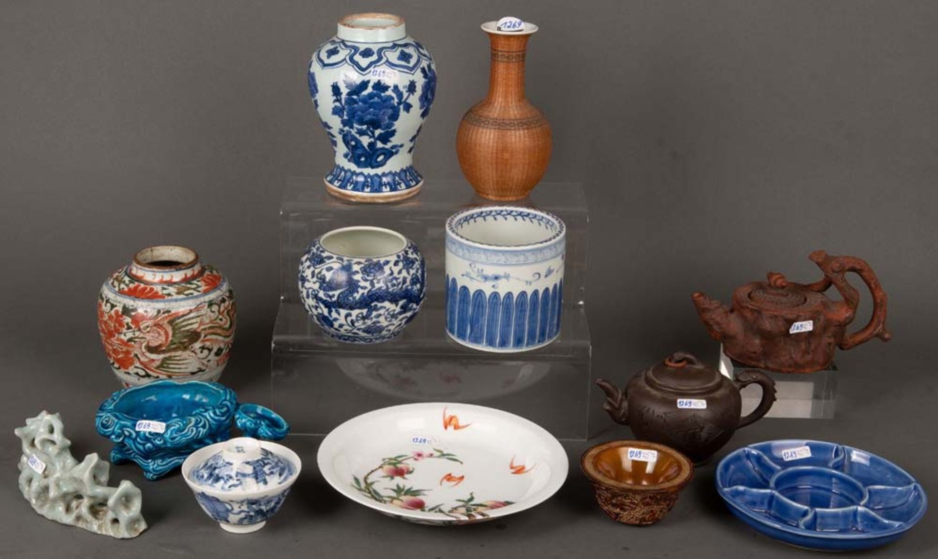 Konvolut Schalen, Vasen, Figuren, Kannen. Asien. Porzellan / Keramik / Steinzeug / Bernstein, teilw.