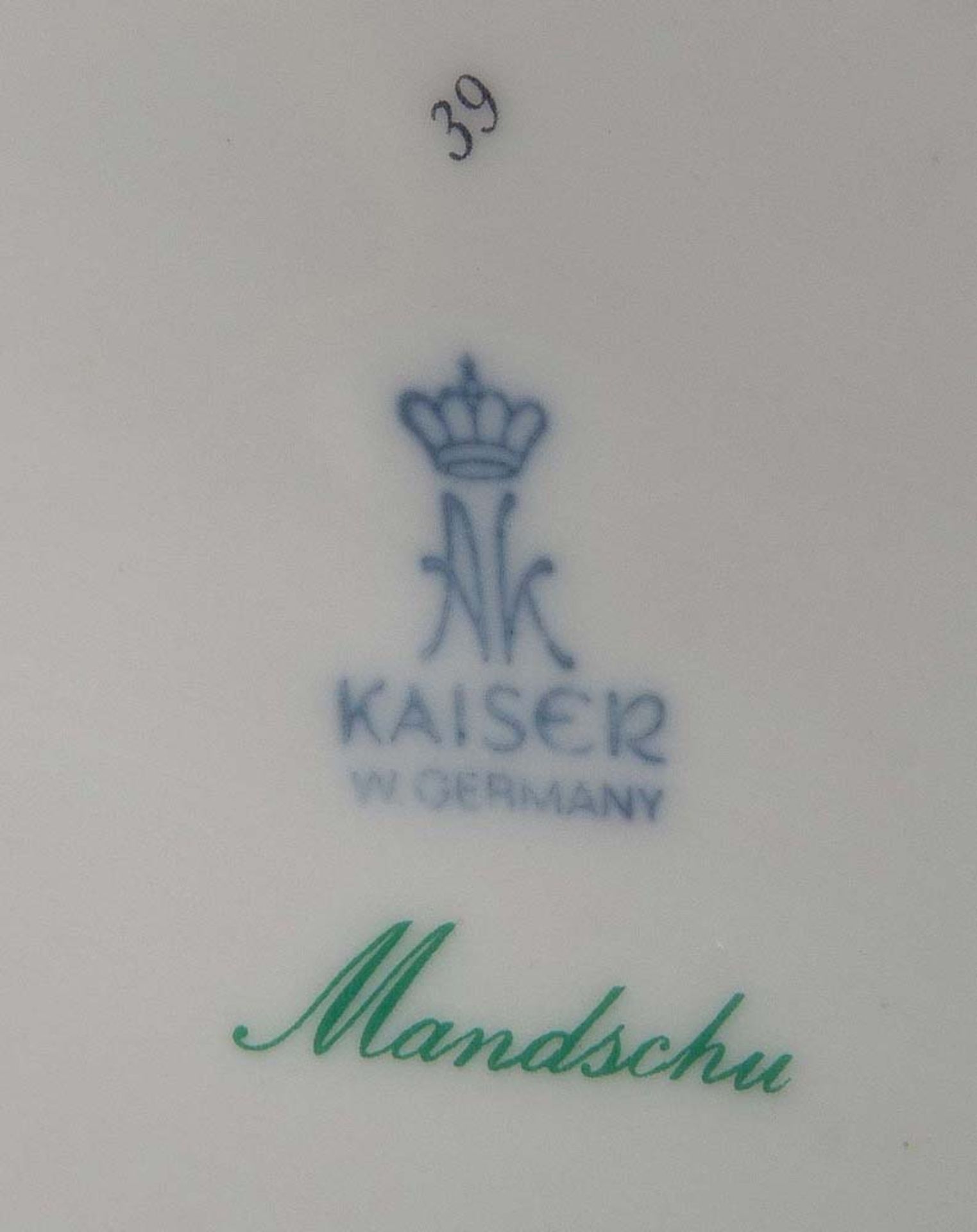 Drei Vasen. Kaiser / Asien 20. Jh. Porzellan, bunt bemalt, am Boden gemarkt u.a. Bavaria, H=25 bis - Image 3 of 3