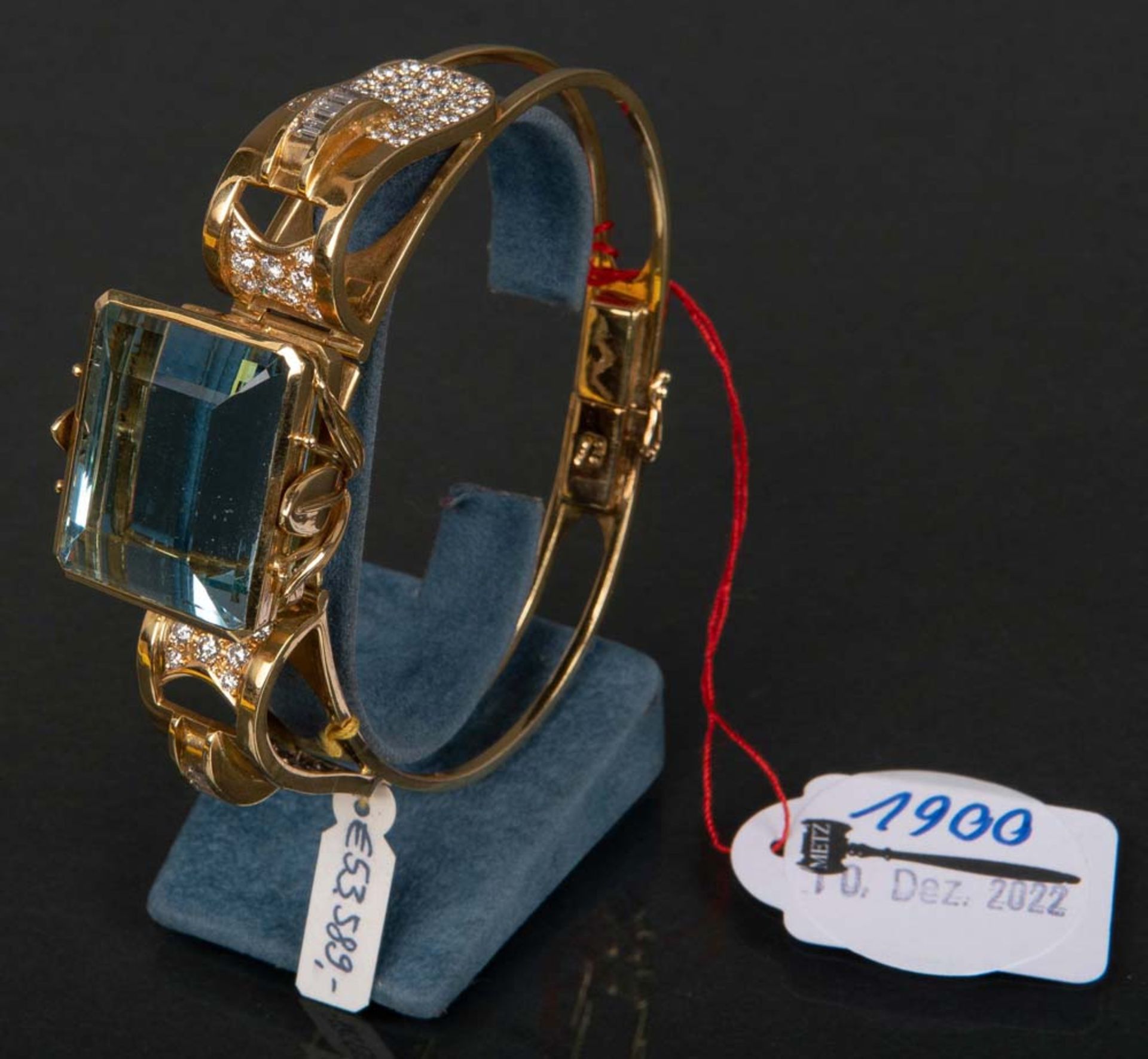 Armreif. 18 ct Gold, ca. 75 g. Besetzt mit einem Aquamarin, ca. 76,5 ct, und Diamanten, ca. 7,5 ct.