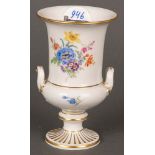 Kleine Henkelvase. Meissen 19. Jh. Porzellan, bunt bemalt, gold gehöht, am Boden gemarkt, H=13 cm.