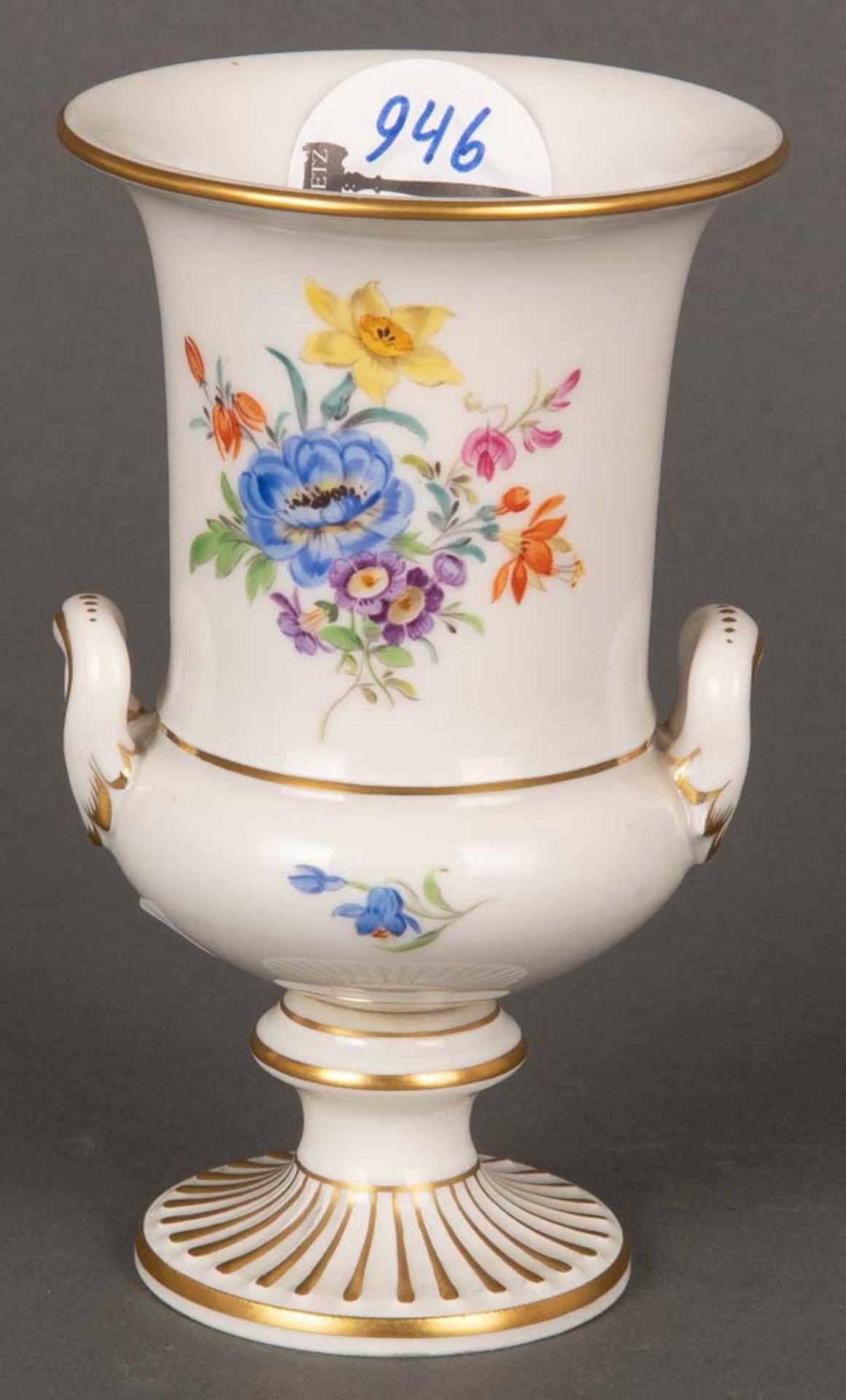 Kleine Henkelvase. Meissen 19. Jh. Porzellan, bunt bemalt, gold gehöht, am Boden gemarkt, H=13 cm.