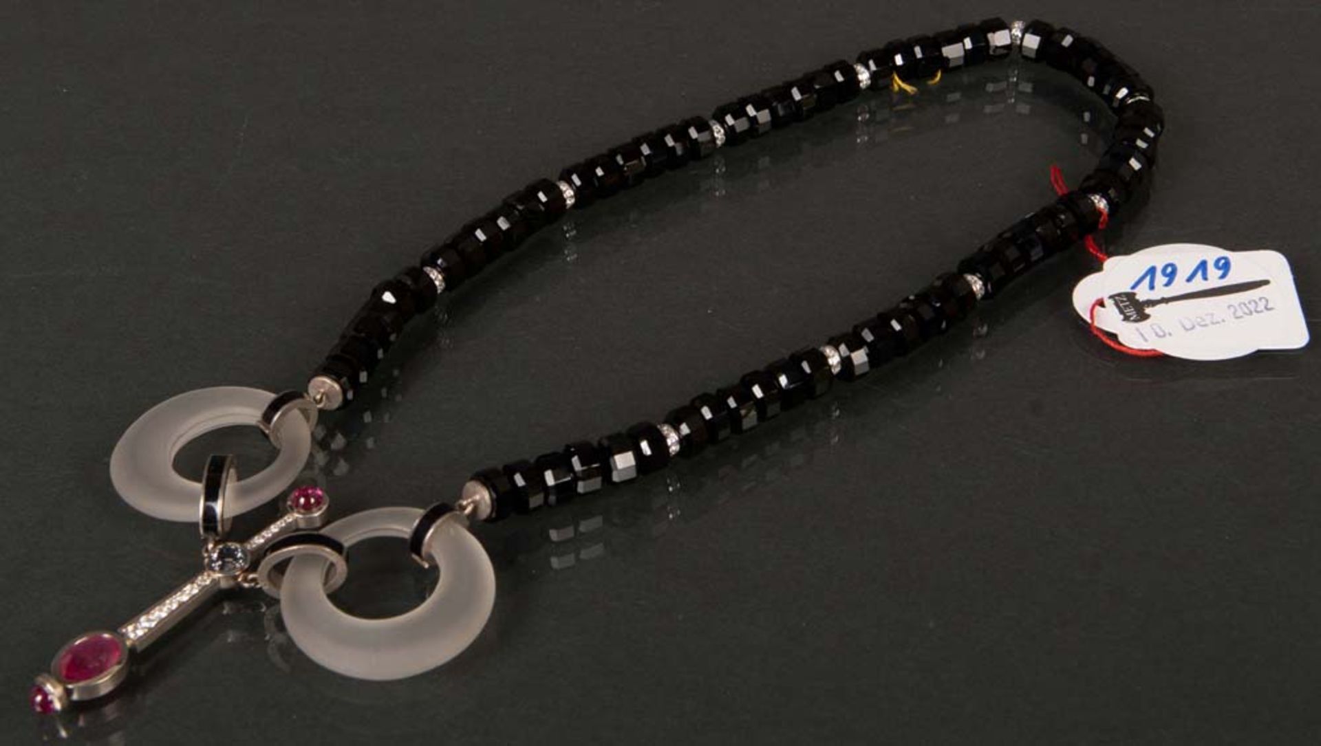 Collier. 18 ct Goldfassung. Besetzt mit Onyx, Bergkristall, Rubin, Saphir und Brillanten, ca. 1,48