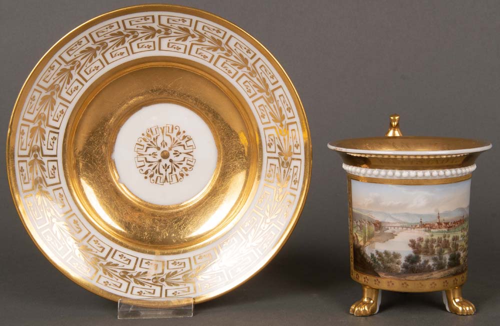 Tasse mit Unterschale. Ludwigsburg 1806-10. Porzellan, beide Teile aufwendig gold gehöht,