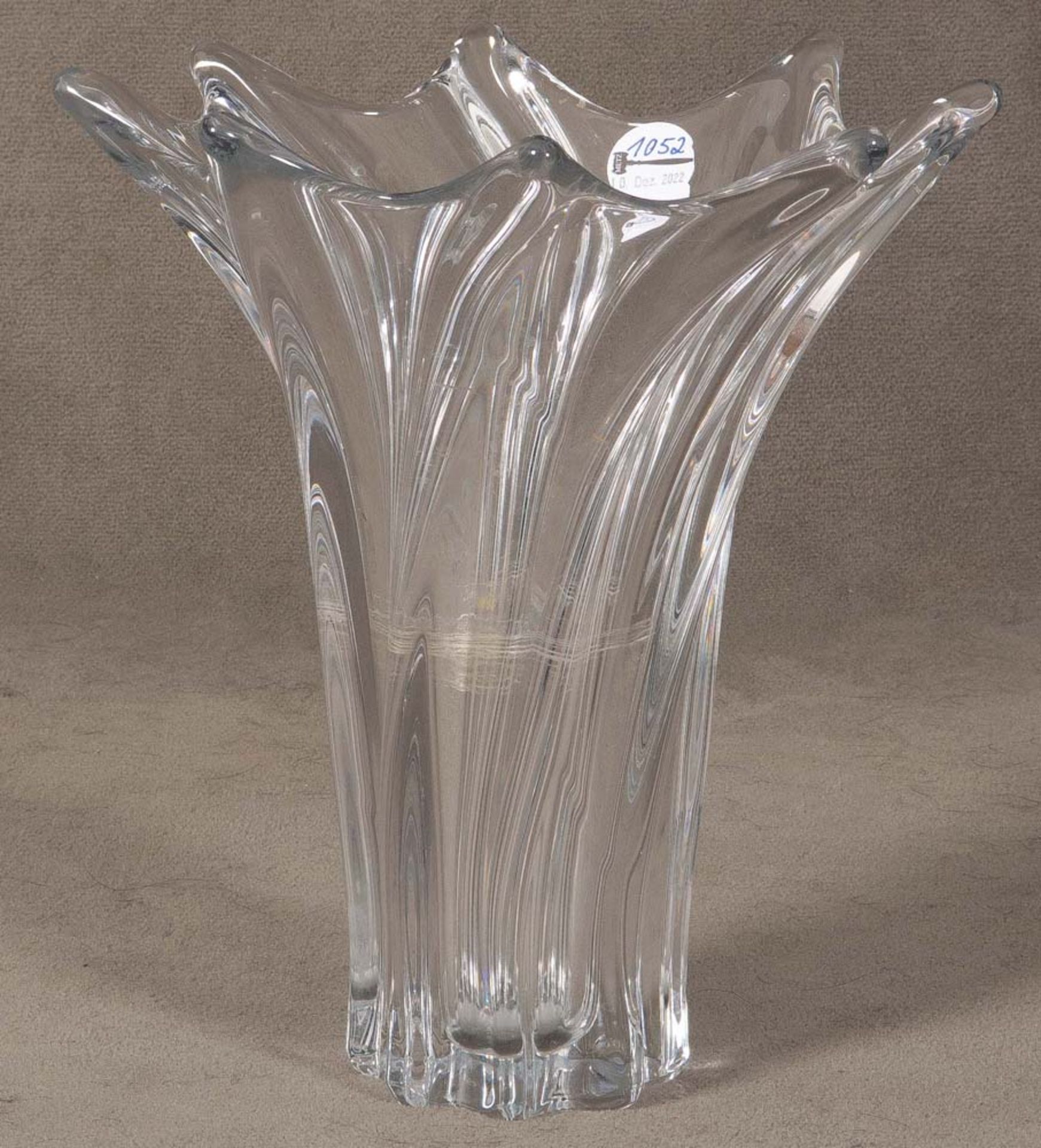 Designer-Vase. Wohl Frankreich 20. Jh. Klarglas, am Boden unleserliche Ätzmarke, H=34 cm, D=29 cm.