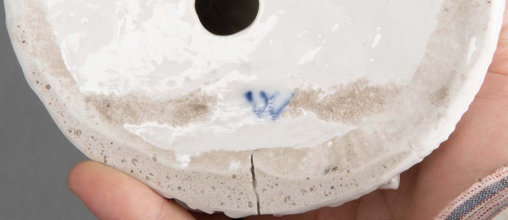 Knaben mit Hund. Berlin-Wegely 1751-57. Porzellan, weiß glasiert, am Boden unterglasurblaue W-Marke, - Image 2 of 2