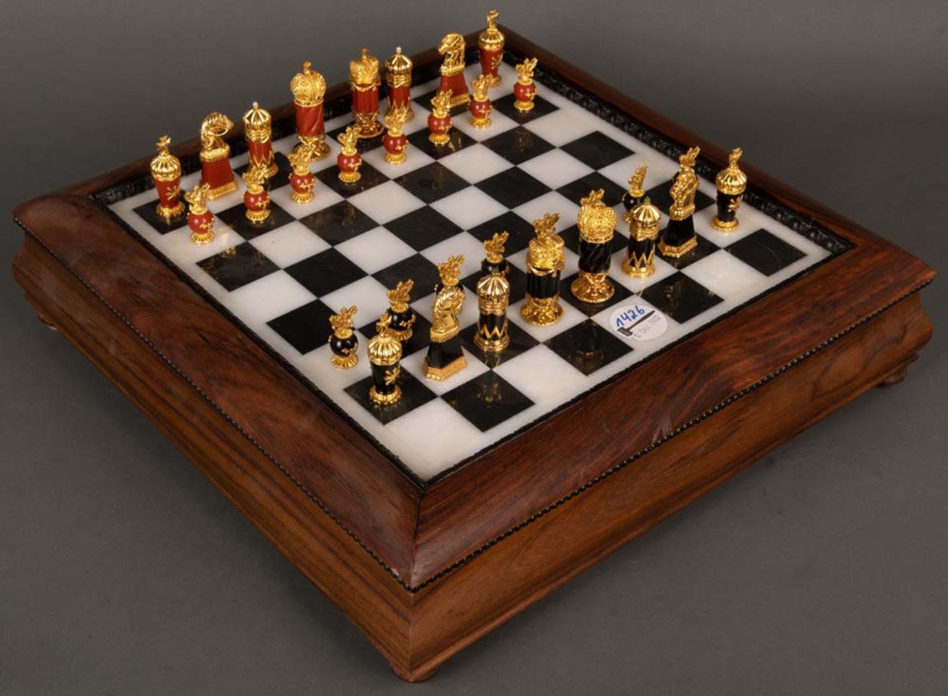 Schachspiel „Fabergé Imperial Chess Set“. Neuzeitlich. Profilierter Nussbaumkasten, Spielfeld aus