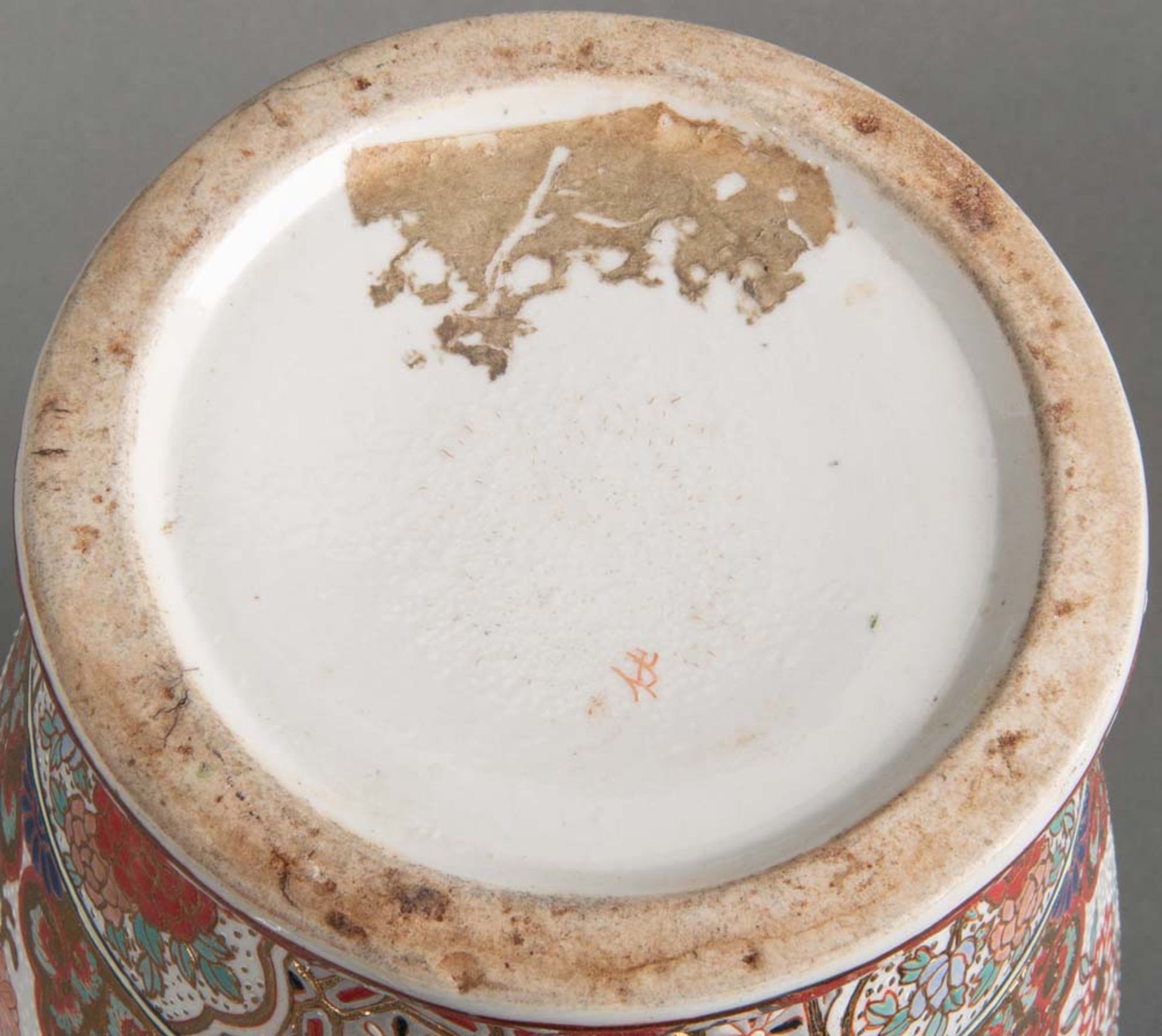 Vase. Asien. Porzellan, bunt bemalt mit Floral- und Golddekor, H=25 cm. - Image 2 of 2