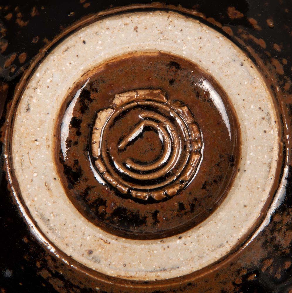 Drei runde Schalen, Teekanne und Vase. Salzglasiertes Steinzeug, am Boden ligiertes - Image 2 of 2