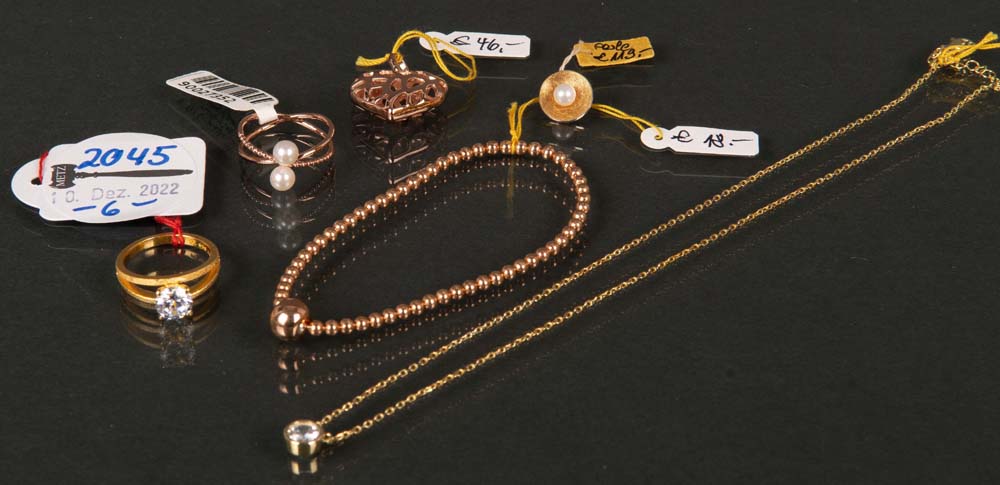 Sechstlgs. Konvolut. Teilw. Silber, vergoldet. Bestehend aus: Ring, Anhänger und Armband.