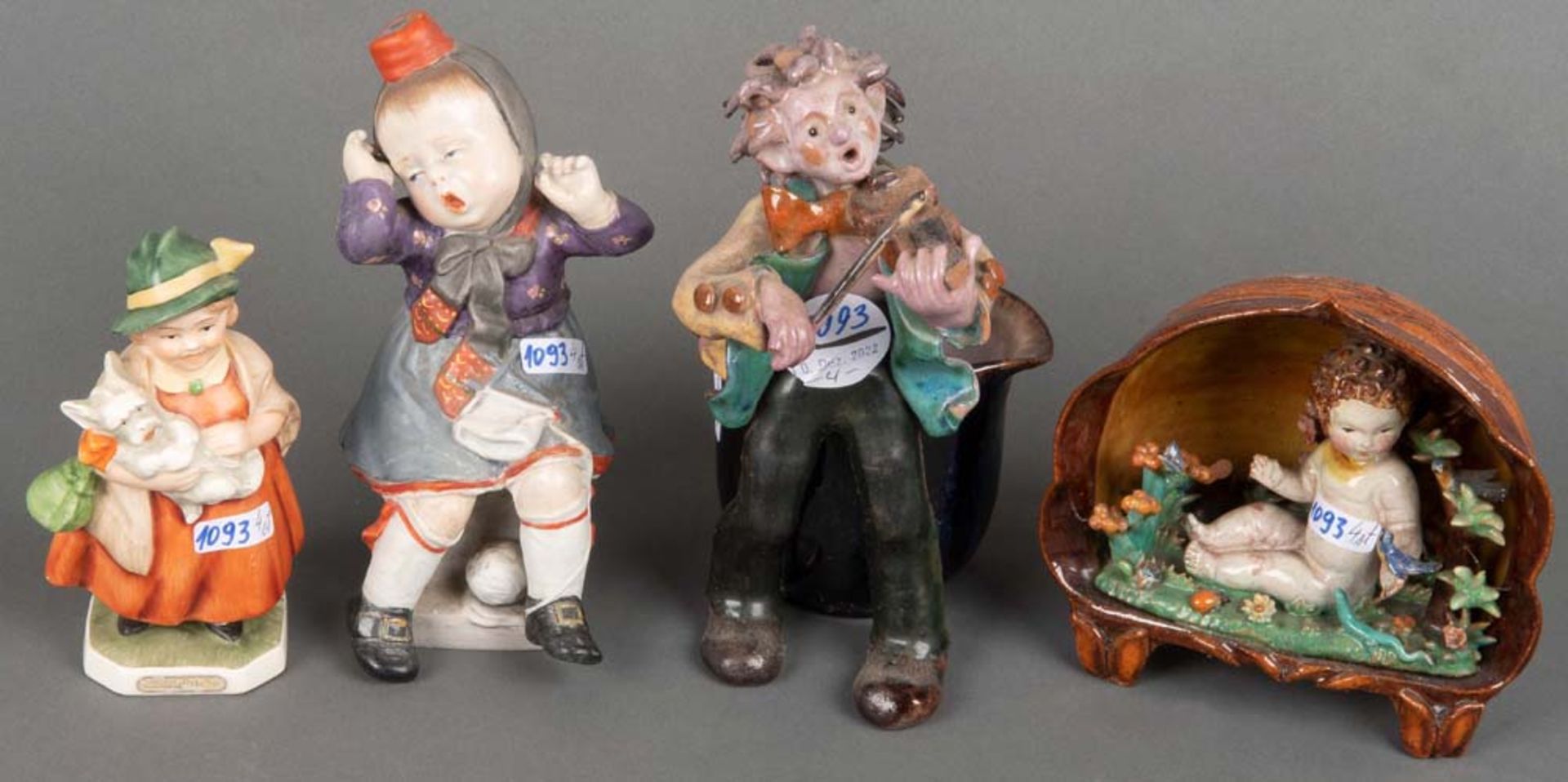 Vier Kinderfiguren. Wien, Goebel, Heubach u.a., 20. Jh.. Keramik / Feinsteinzeug / Porzellan,