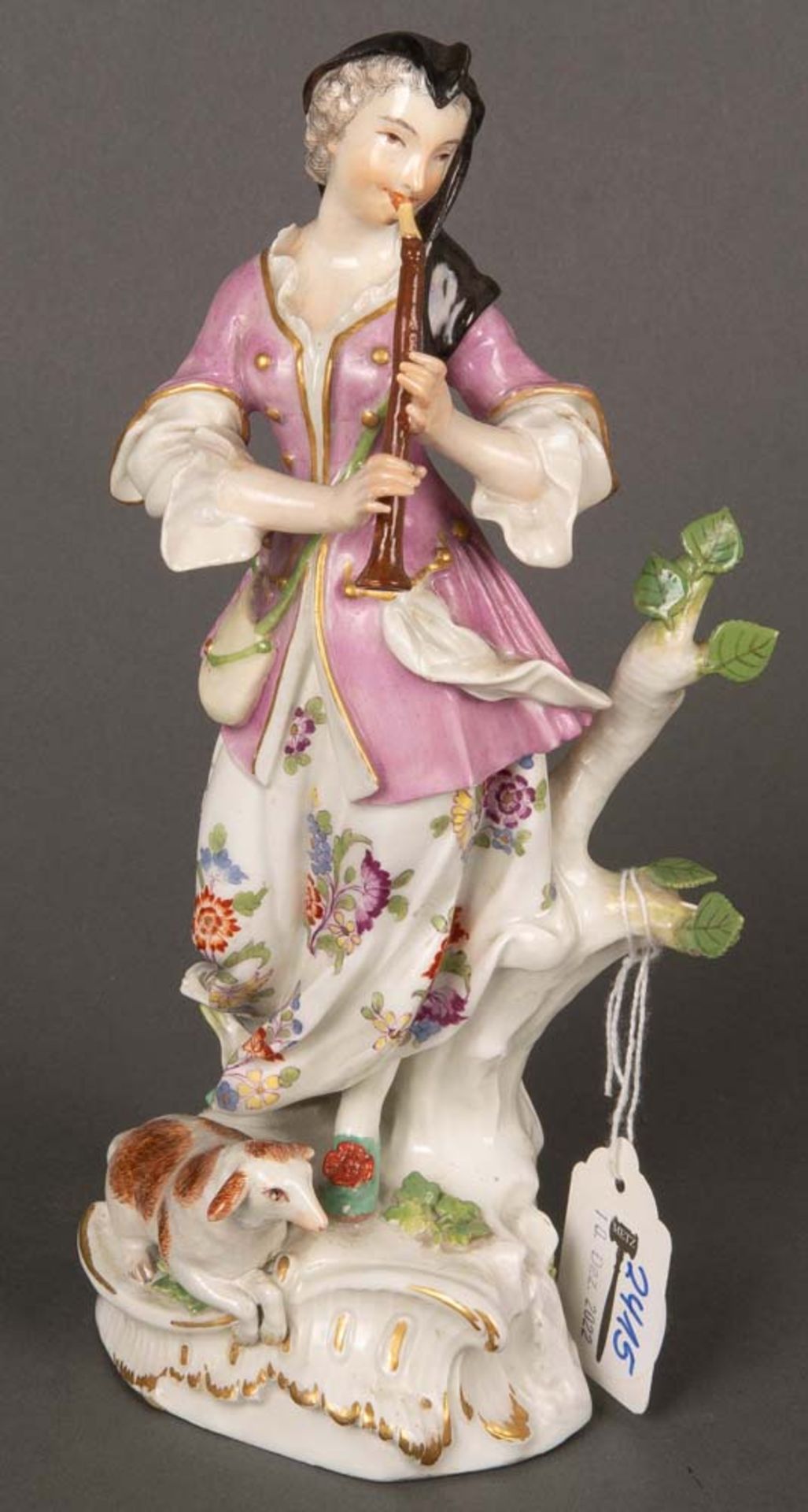 Schäferin. Meissen 1750. Porzellan, bunt bemalt, ohne Marke. Modell von J.J. Kaendler, H=25,5 cm. (