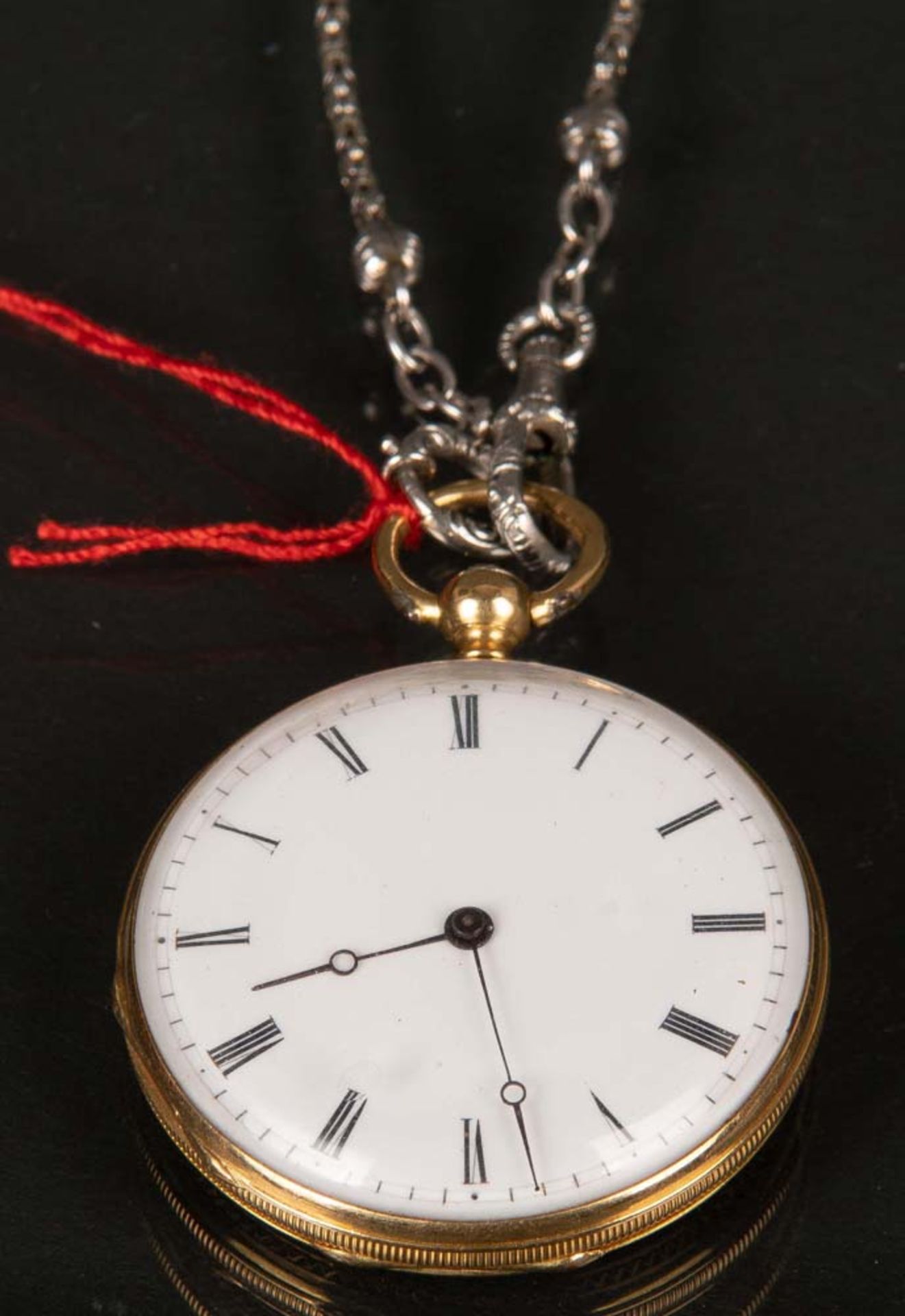 Taschenuhr mit Kette. Terray Petit. 18 ct Gold, ca. 9 g, besetzt mit Emaille / Diamantrosen. (