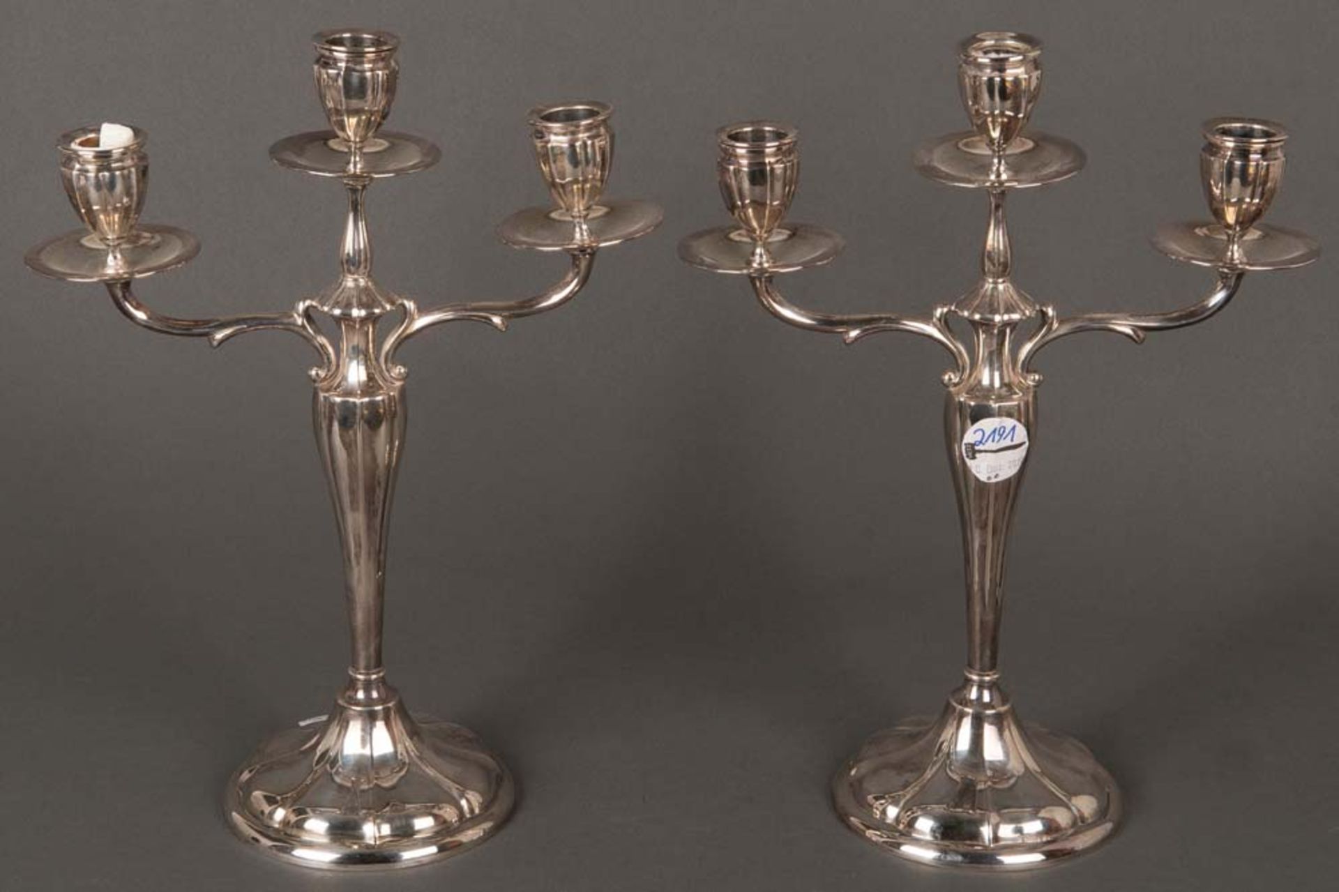 Paar dreiflammige Girandolen. Deutsch um 1900. 800er Silber, ca. 750 g, H=je 35,5 cm.