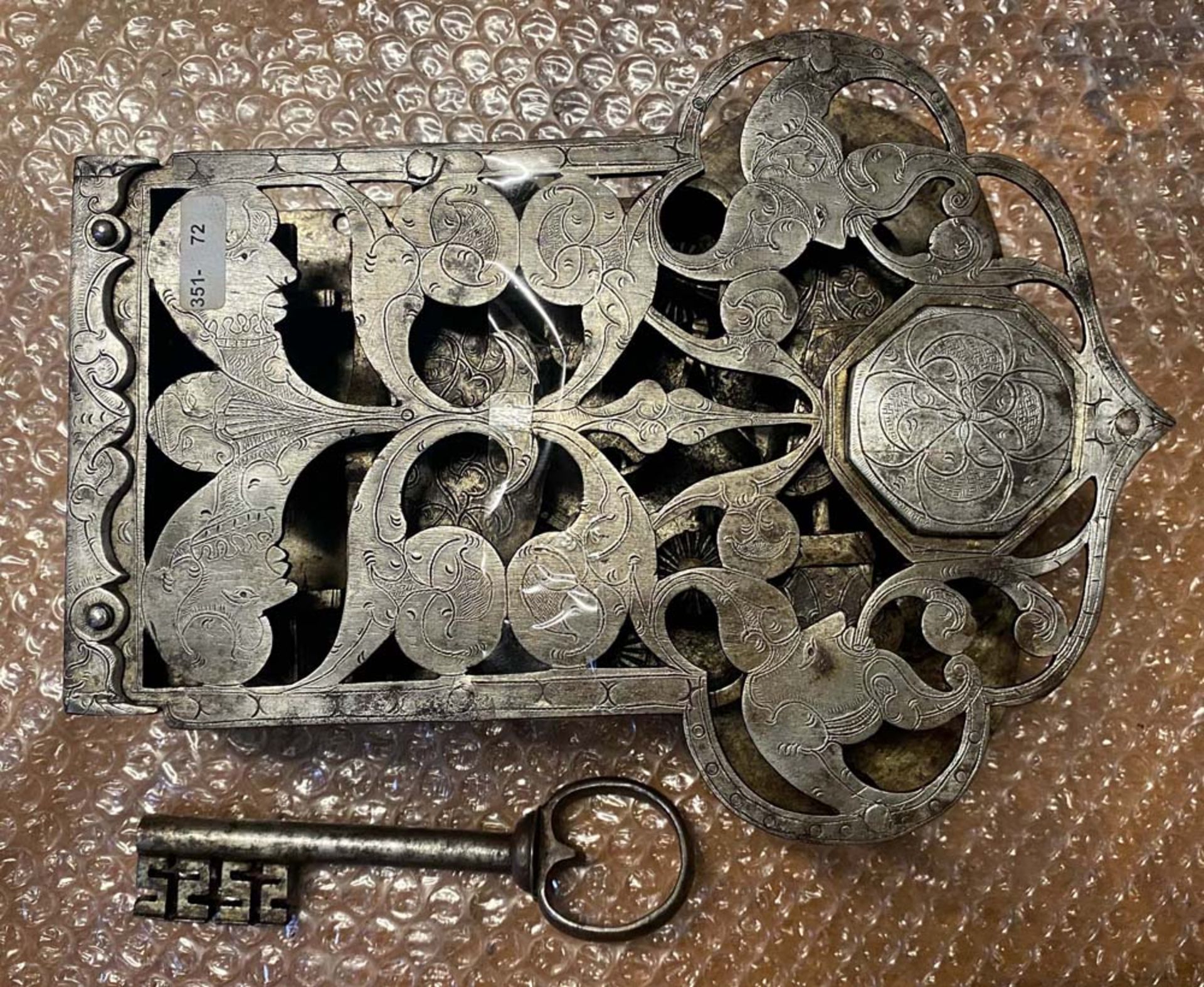 Prächtiges Kastenschloss mit passendem Schlüssel. Dornmaß: 19 cm. (Funktion ungeprüft)
