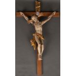 Kruzifix. Deutsch 18. Jh. Massivholz, geschnitzt, auf Kreidegrund bemalt, teilw. vergoldet, Kreuz