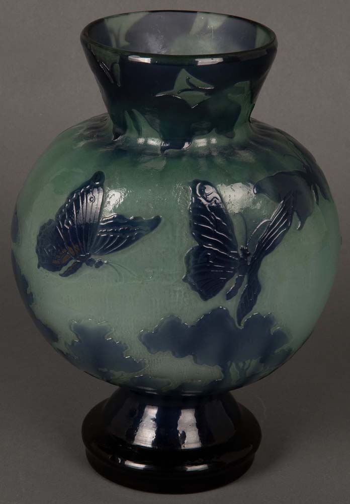 Jugendstil-Vase. Nancy, Émile Gallé um 1900. Farbloses Glas, farbig überfangen, geschnitten und - Image 2 of 3