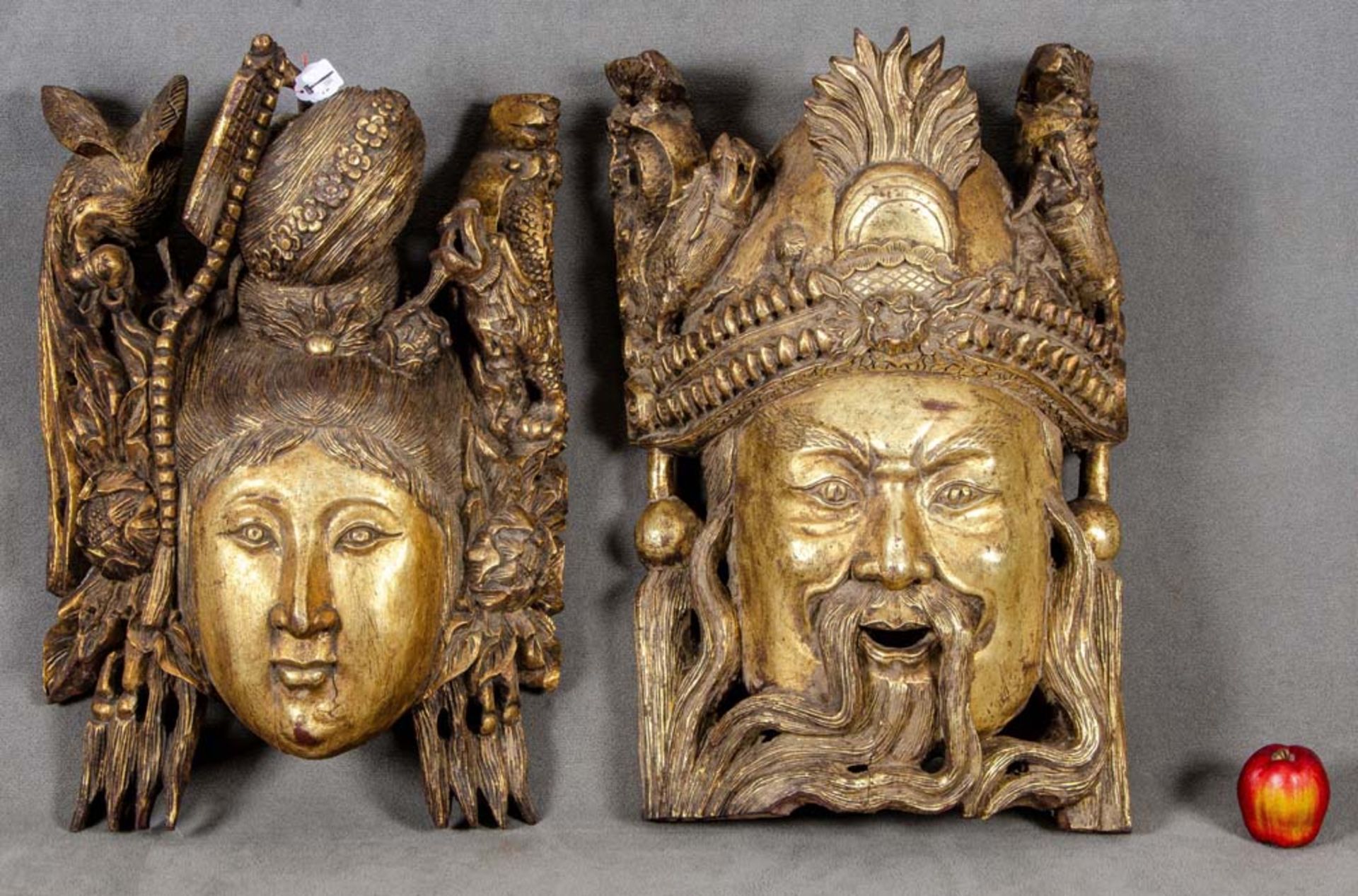 Zwei Reliefschnitzereien. Asien. Holz, geschnitzt, auf Kreidegrund vergoldet, H=65 cm, B=41 cm, T=24