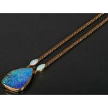 Collier. 14 ct Gold. Besetzt mit zwei Opalen und großem Boulder-Opal.