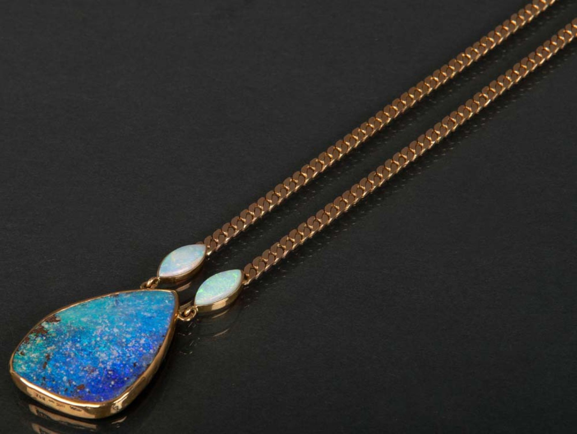 Collier. 14 ct Gold. Besetzt mit zwei Opalen und großem Boulder-Opal.