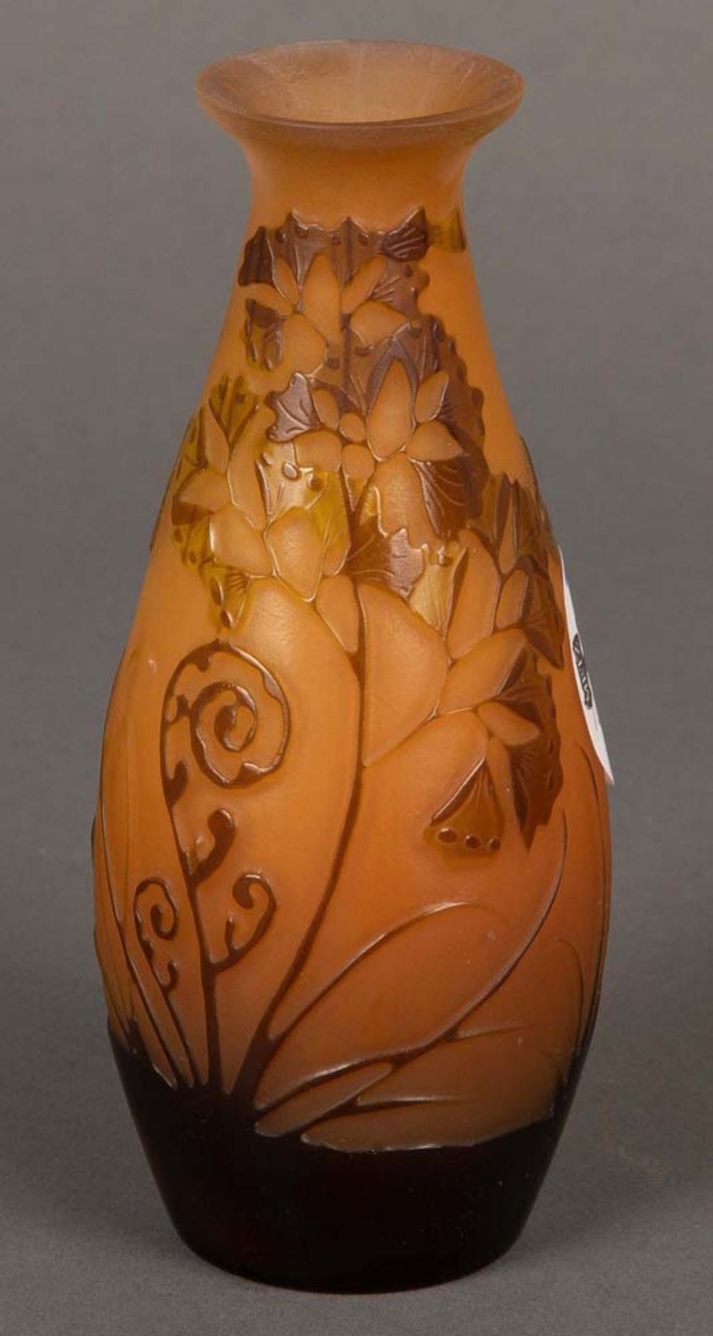 Birnförmige Jugendstil-Vase. Nancy, Émile Gallé um 1900. Farbloses Glas, farbig überfangen, floral