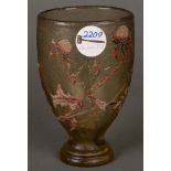 Jugendstil-Vase. Nancy, Émile Gallé 1900-1905. Farbloses Glas, farbig überfangen, irisierend, geätzt