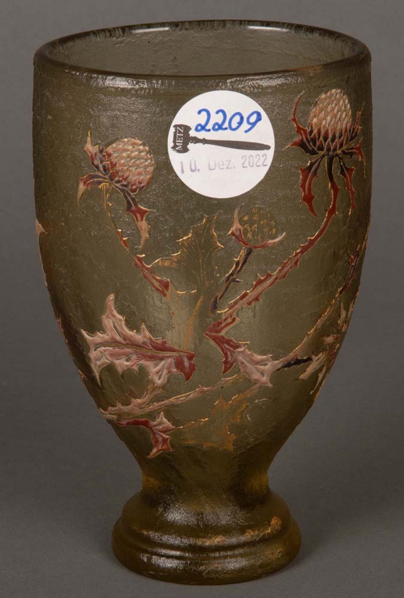 Jugendstil-Vase. Nancy, Émile Gallé 1900-1905. Farbloses Glas, farbig überfangen, irisierend, geätzt