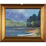 Arie van Selm (geb. 1940 od. 1950). Seelandschaft mit Boot und Steg, im Hintergrund Gebirge, 40 x 50