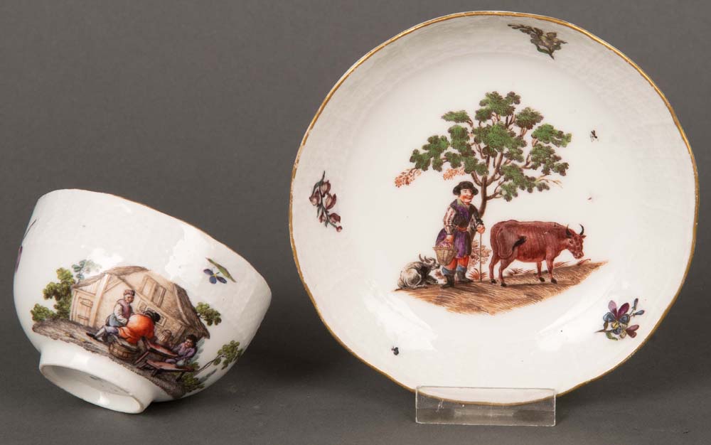 Tasse mit Unterschale „Ozierrelief“. Meissen 1750. Porzellan, bunt bemalt mit Bauernszenerien und