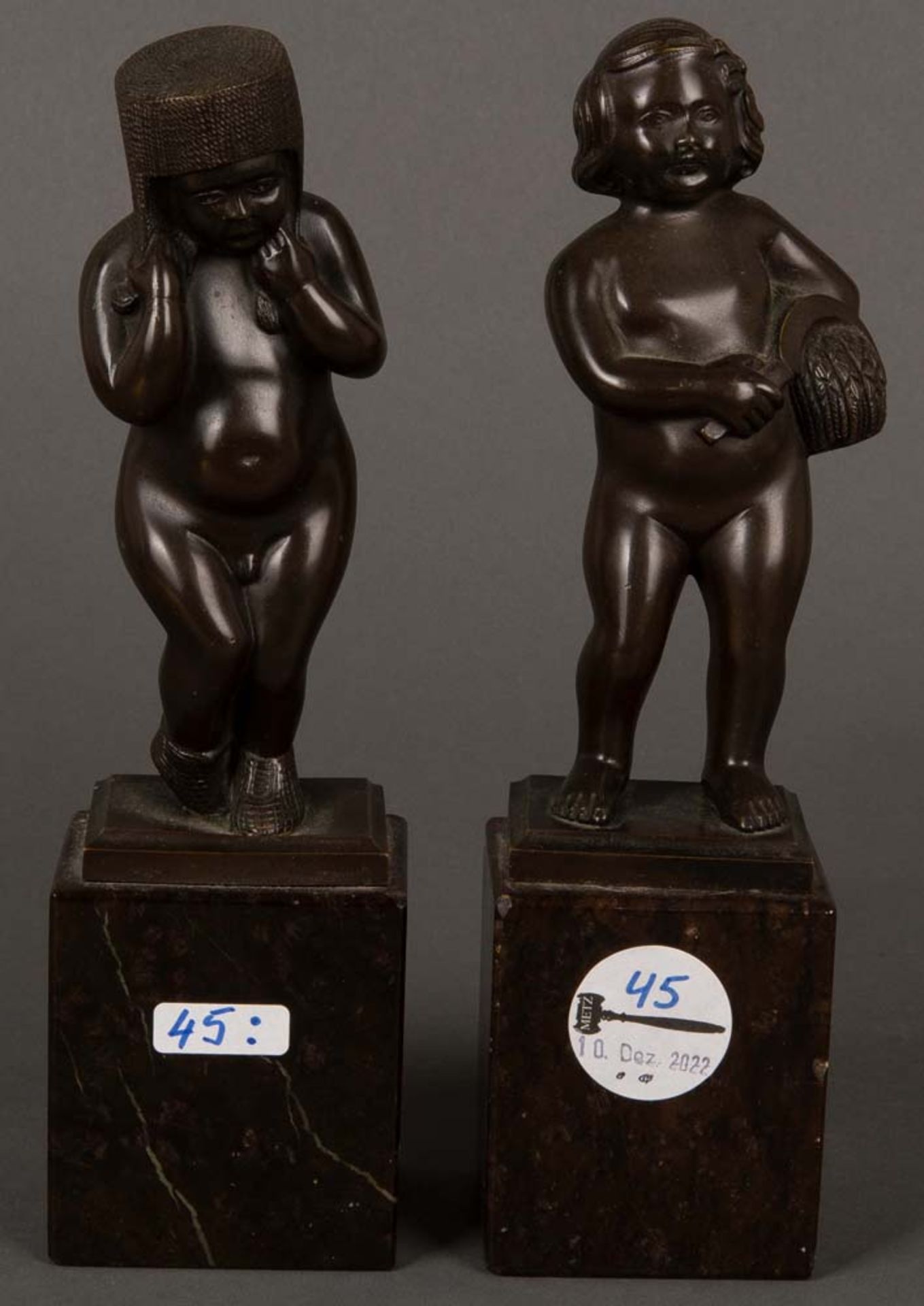 Robert Weiss (ca. 1843-?). Sommer- bzw. Winterfigur. Bronze, auf Marmorsockel, am Sockel sign., bez.