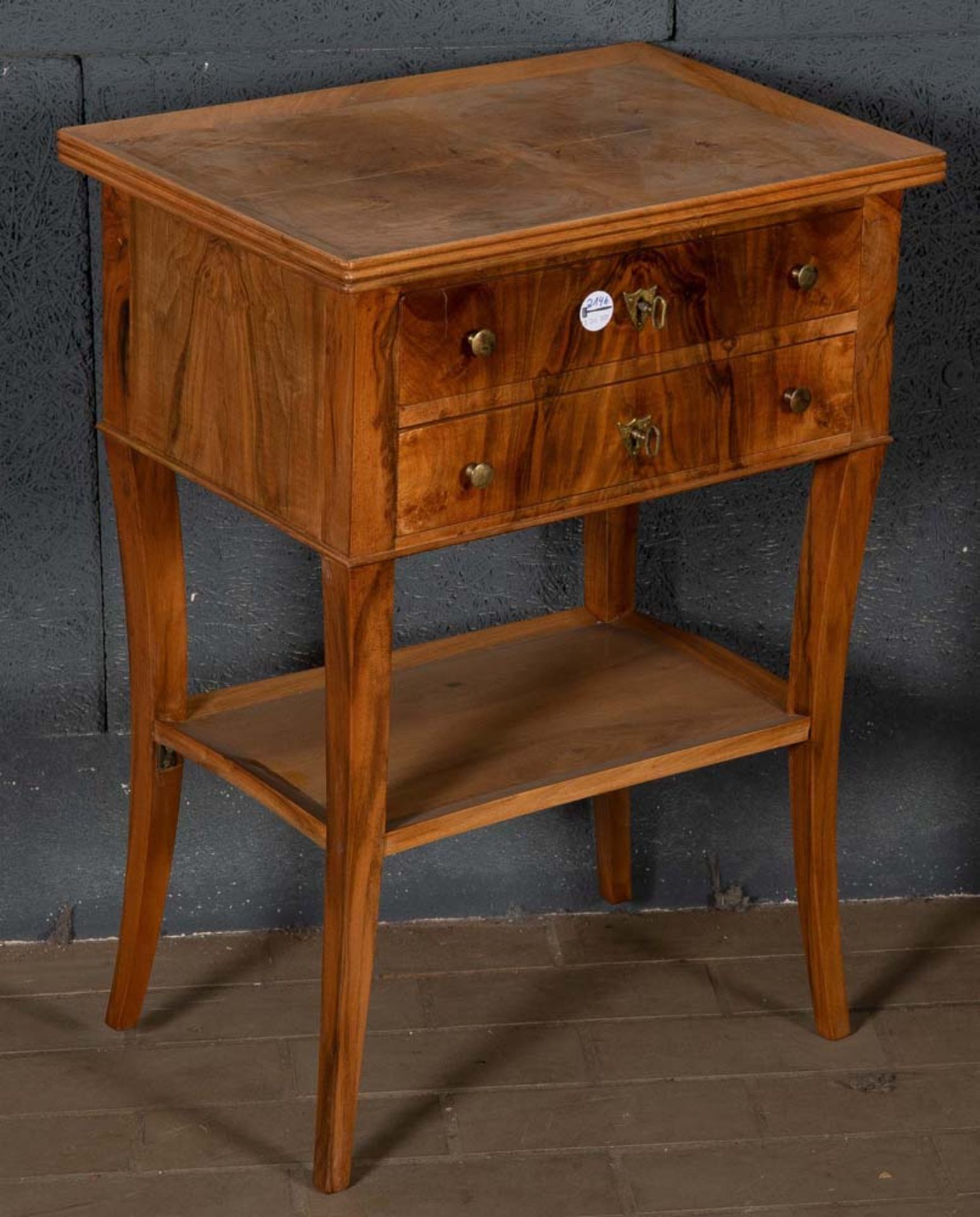 Biedermeier-Nähtisch. Deutsch 19. Jh. Nussbaumfurnier, teilw. massiv, H=77 cm, B=57 cm, T=40 cm. >>>