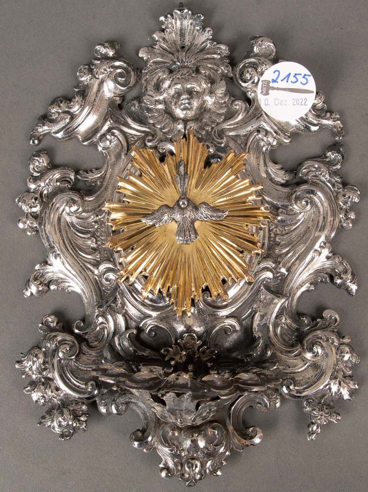 Weihwasser-Wandbecken. Wohl Augsburg um 1700. Silber, reliefiert, teilw. vergoldet, ohne Marke, H=