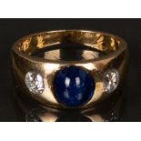 Bandring. 18 ct Gold, ca. 7 g. Besetzt mit Saphir-Cabochon und zwei Brillanten, ca. 0,60 ct,