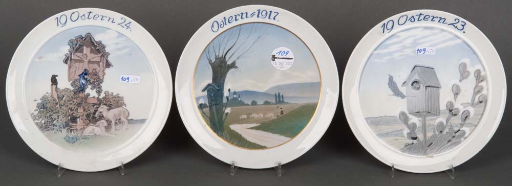 Drei Osterteller. Rosenthal 1917, 1923 und 1924. Porzellan, bemalt, am Boden gemarkt, sign. Jul V