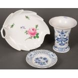 Dreitlgs. Konvolut Porzellan. Meissen 20. Jh. Porzellan mit „Zwiebelmusterdekor“ bzw. „Rote Rose“.