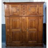 Buffetschrank. Schweiz um 1800. Massiv Kirschbaum, teilw. geschnitzt, Band- und Fadeneinlagen, H=196