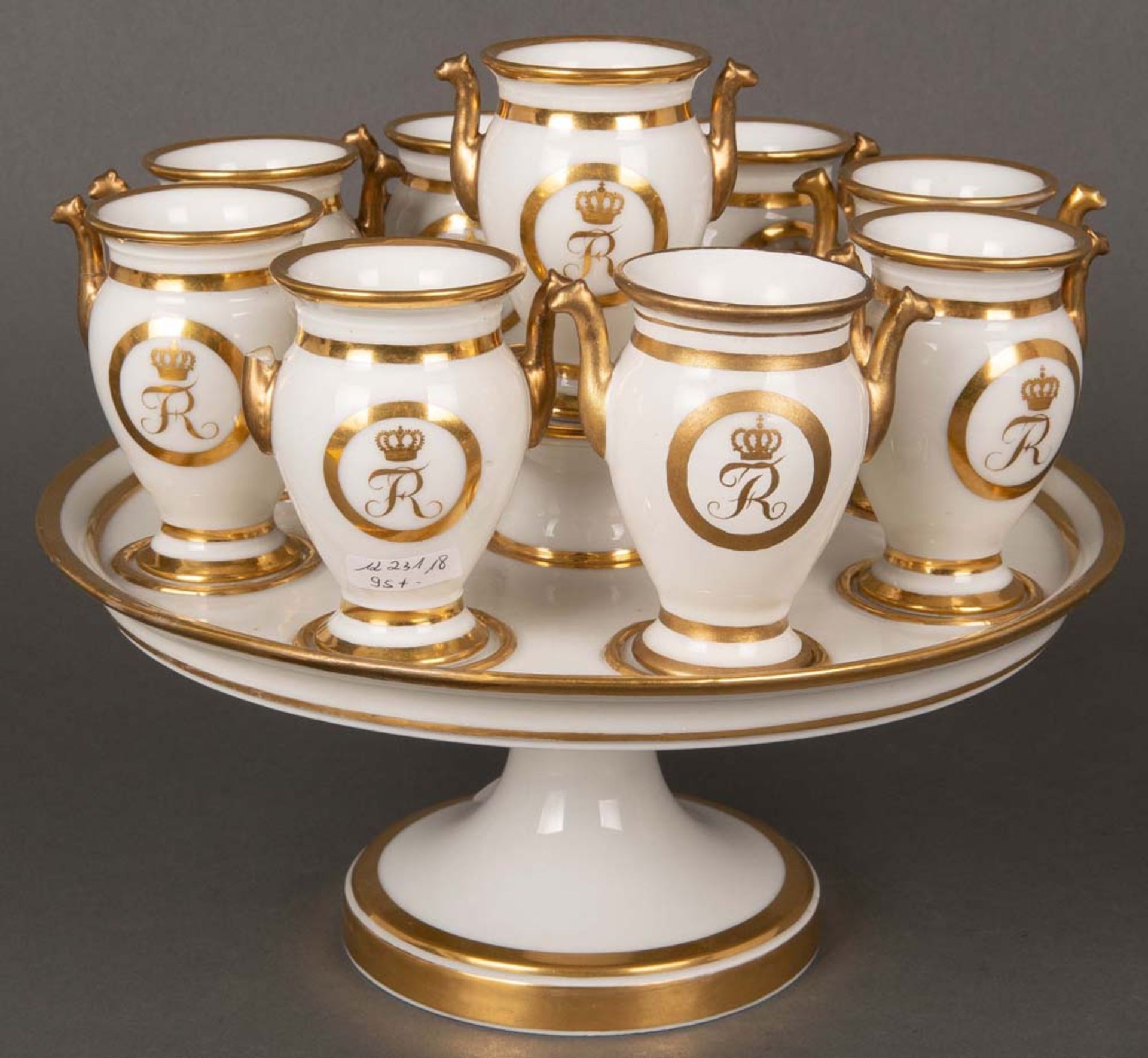 Runder Tafelaufsatz mit neun Geleebechern in Vasenform. Ludwigsburg 1810-15. Passend zur