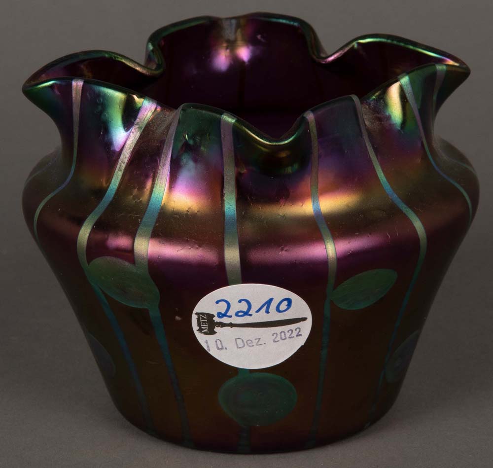 Jugendstil-Vase. Joh. Loetz Witwe 20. Jh. Farbloses Glas, farbig überfangen, irisierend, mit