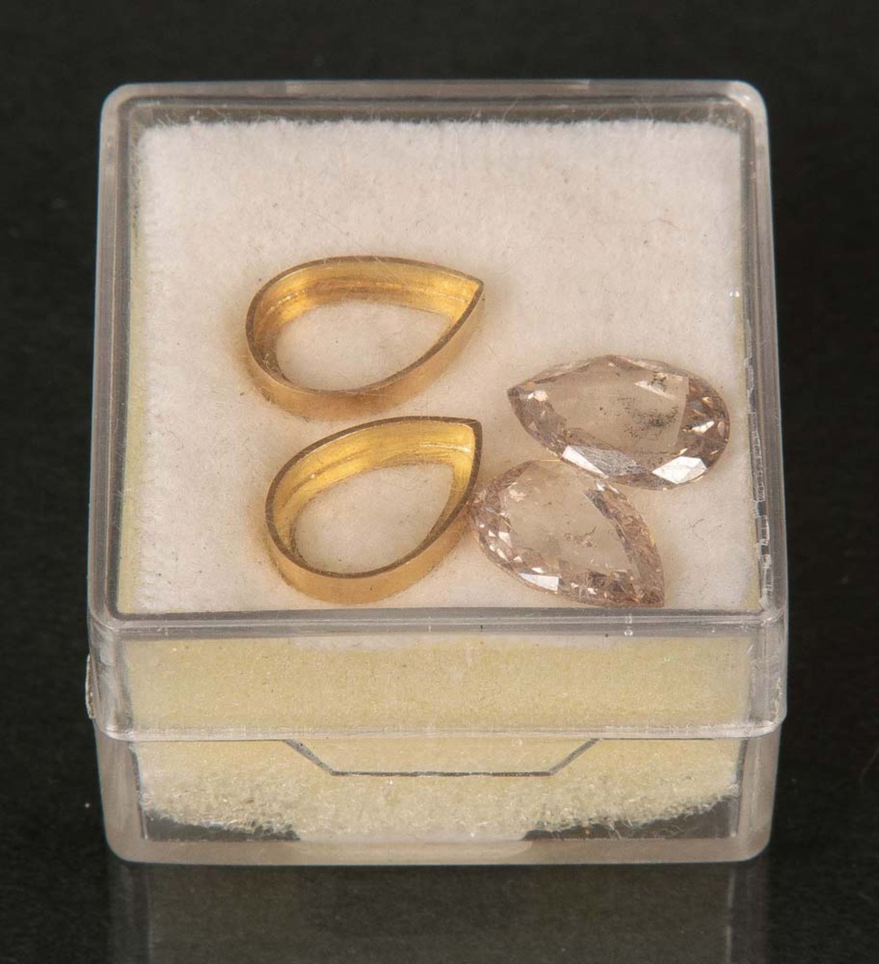 Zwei Diamantrosen. ca. 2,00 ct, sowie zwei 18 ct Goldfassungen.