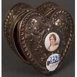 Deckeldose in Herzform. 925er Sterlingsilber, ca. 243 g, mit Damenporträt auf dem Deckel.