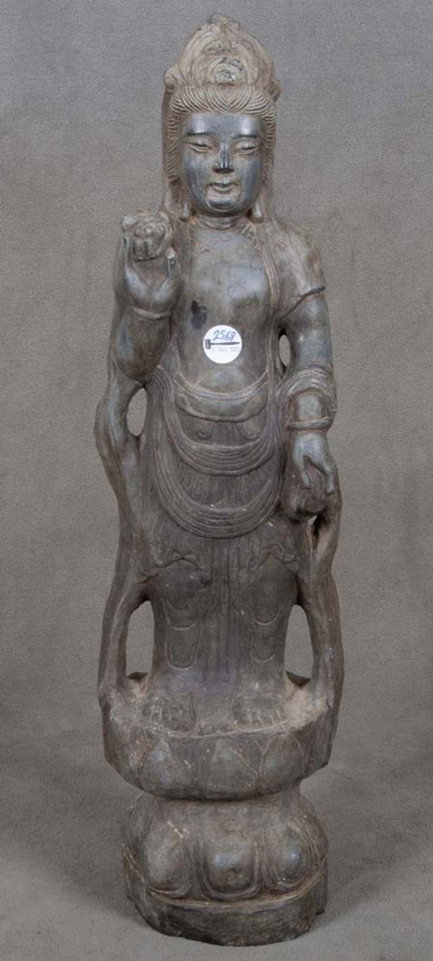 Figur auf Sockel. Asien. Kalk-/Steinmasse, H=76 cm **