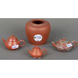 Drei Miniaturkannen und eine Vase. Asien. Braunes Steinzeug, teilw. farbig emailliert, teilw. am