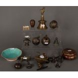 Konvolut Glocken, Vase, Figur, Deckeldose und Schale. Asien. Bronze / Metall / Cloisonné /